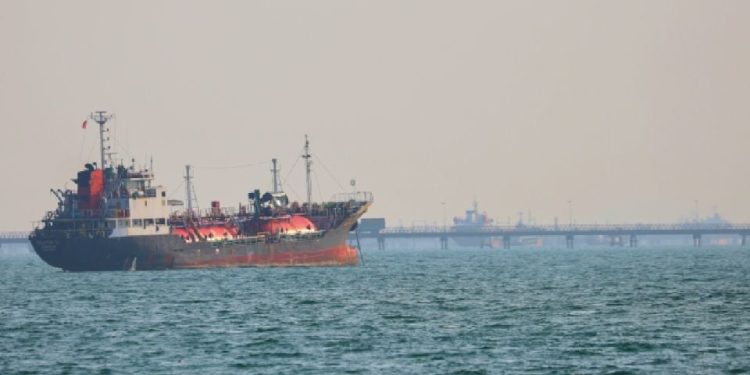 Irán reabre el estrecho de Ormuz; permite paso de buques durante la tregua