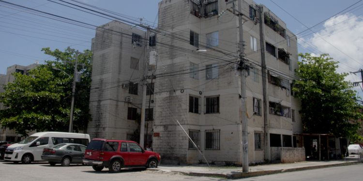 Alerta en Cancún: al menos 80 edificios en Corales presentan riesgo
