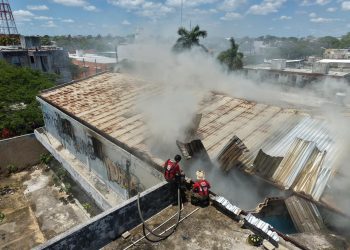 Se incendia bodega de artículos hoteleros en la Región 89 de Cancún