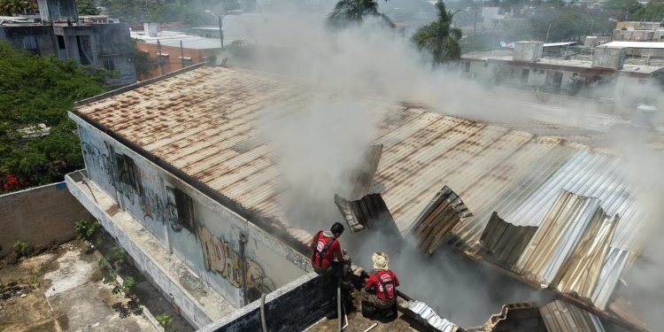 Se incendia bodega de artículos hoteleros en la Región 89 de Cancún