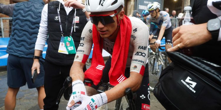 Isaac del Toro se retira en la tercera etapa de la Itzulia Basque Country