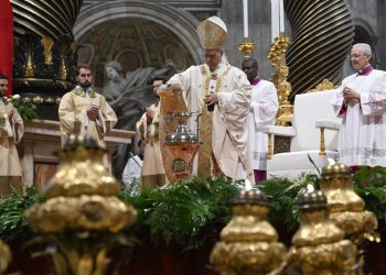 León XIV encabeza Misa Crismal de Jueves Santo y llama a una Iglesia humilde