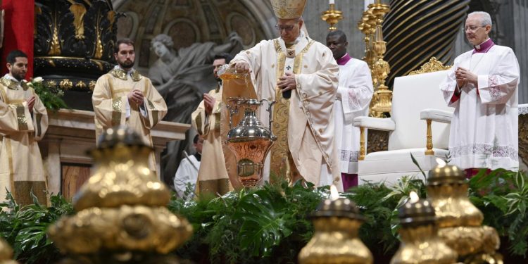 León XIV encabeza Misa Crismal de Jueves Santo y llama a una Iglesia humilde