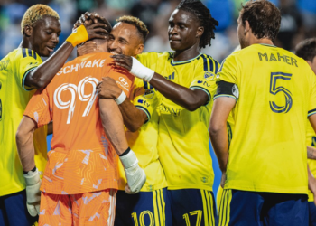 Afición del América abucheando y lanzando vasos tras eliminación ante Nashville en Concacaf