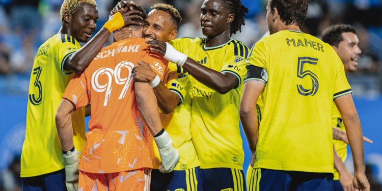Afición del América abucheando y lanzando vasos tras eliminación ante Nashville en Concacaf