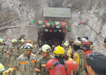 Rescatan con vida a minero tras 14 días atrapado en derrumbe