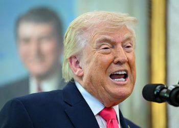 Trump condiciona freno a ataques si reabren el Estrecho de Ormuz