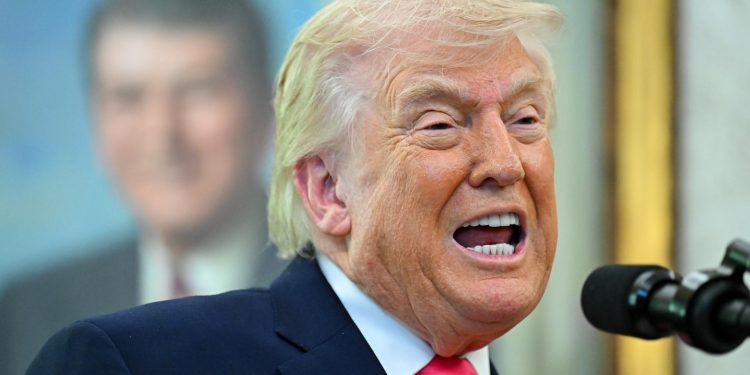 Trump condiciona freno a ataques si reabren el Estrecho de Ormuz