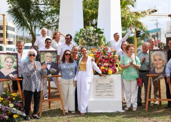 Entre cancunenses, rinde Ana Paty Peralta homenaje a pioneros de la ciudad