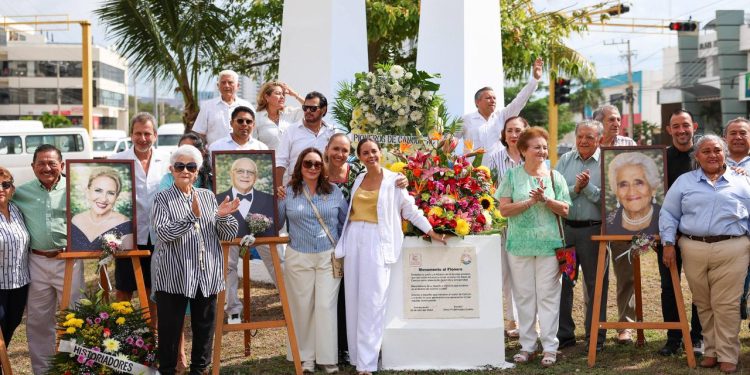 Entre cancunenses, rinde Ana Paty Peralta homenaje a pioneros de la ciudad