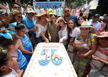 Festeja Ana Paty Peralta con pioneros orgullo cancunense