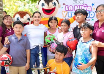 Lleva Ana Paty Peralta sonrisas a niños de la colonia “Las Pencas”