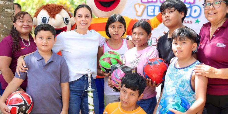 Lleva Ana Paty Peralta sonrisas a niños de la colonia “Las Pencas”
