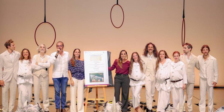 Develan placa de “Titizé” en Cancún; Ana Paty y Mara Lezama