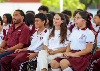 Ana Paty Peralta y Mara Lezama entregan domo escolar en Cancún
