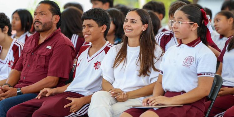 Ana Paty Peralta y Mara Lezama entregan domo escolar en Cancún