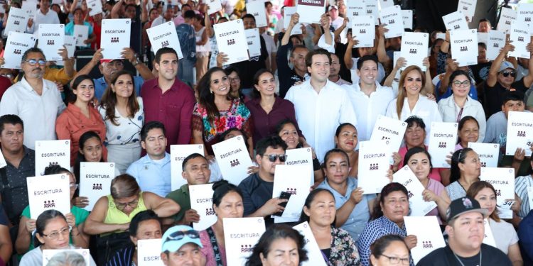 Cumplen Ana Paty Peralta y Mara Lezama con certeza jurídica a familias