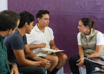 Acerca Ana Paty Peralta apoyos y trámites a familias de la SM 259