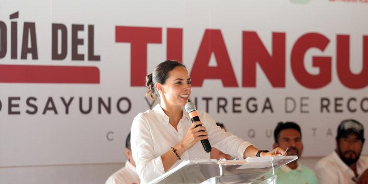 Ana Paty Peralta celebra Día del Tianguista en Cancún