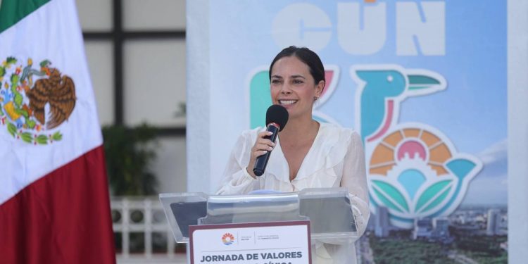 Celebran Ana Paty Peralta y cancunenses aniversario con ceremonia cívica