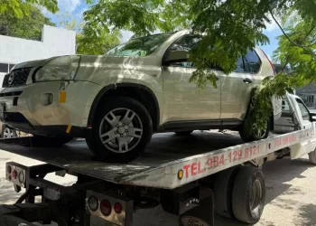 Aseguran vehículo abandonado con armas y drogas en Tulum