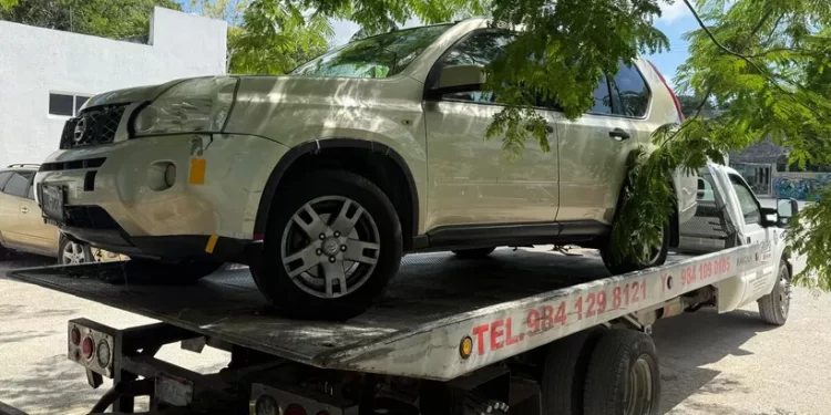 Aseguran vehículo abandonado con armas y drogas en Tulum