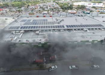 Incendio en Mi Plaza Héroes obliga a evacuar a 300 personas