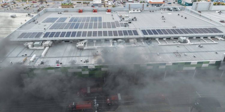 Incendio en Mi Plaza Héroes obliga a evacuar a 300 personas