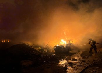 Fuerte incendio destruye vivienda y carpintería en Cancún