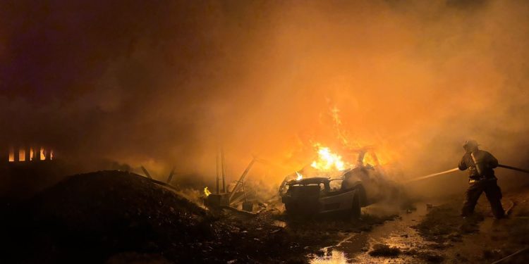Fuerte incendio destruye vivienda y carpintería en Cancún