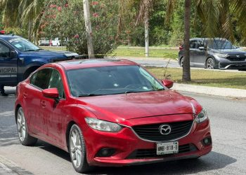 Conductor sobrevive a intento de ejecución en avenida Bonampak en Cancún