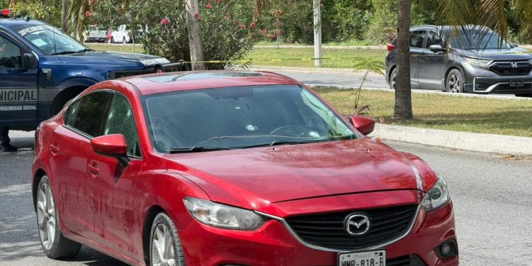 Conductor sobrevive a intento de ejecución en avenida Bonampak en Cancún