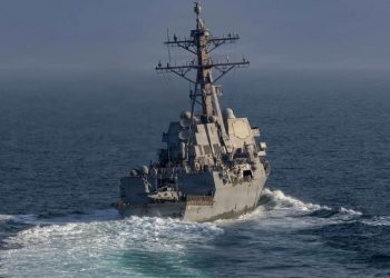 Destructores de Estados Unidos cruzando el estrecho de Ormuz tras ataque iraní con drones y misiles