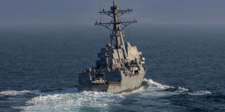 Destructores de Estados Unidos cruzando el estrecho de Ormuz tras ataque iraní con drones y misiles