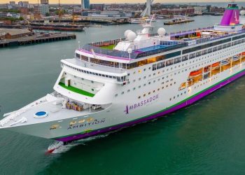 Confinan a más de mil personas en crucero en Francia por brote sanitario