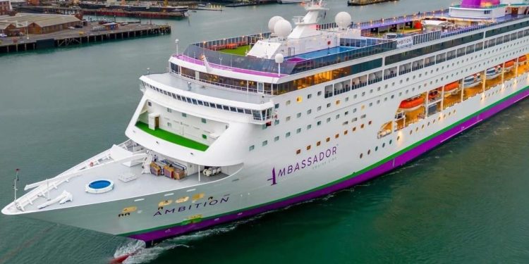Confinan a más de mil personas en crucero en Francia por brote sanitario