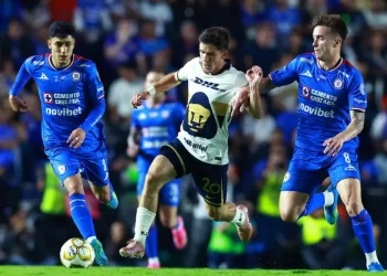Jugadores de Cruz Azul atacando a Pumas en la final de ida