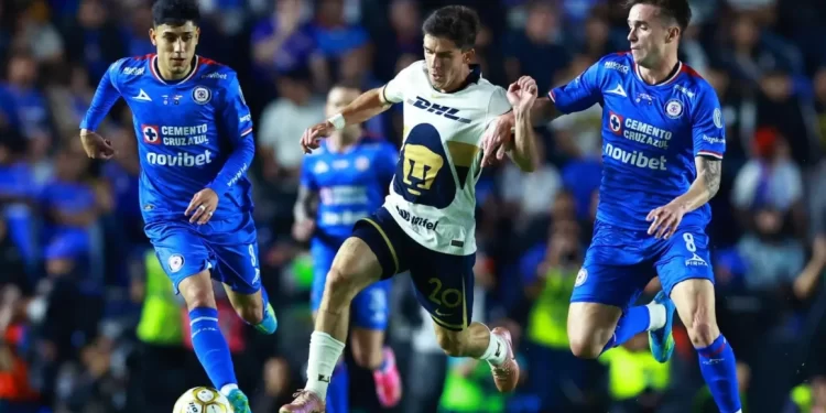 Jugadores de Cruz Azul atacando a Pumas en la final de ida