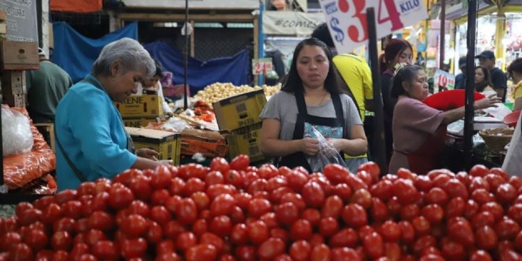 Inflación en México baja a 4.45% en abril; suben jitomate, chile y papa