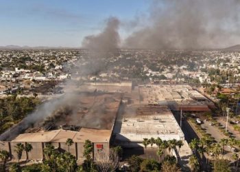 Confirman cinco muertos y 30 lesionados tras incendio en plaza de Sinaloa
