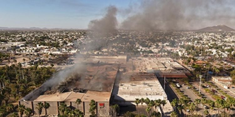 Confirman cinco muertos y 30 lesionados tras incendio en plaza de Sinaloa