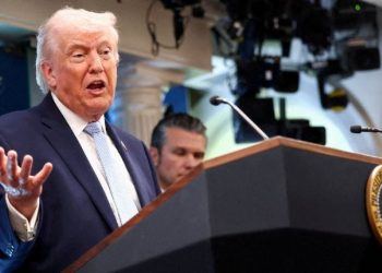 Trump insiste en que narco manda en México y amenaza con intervenir