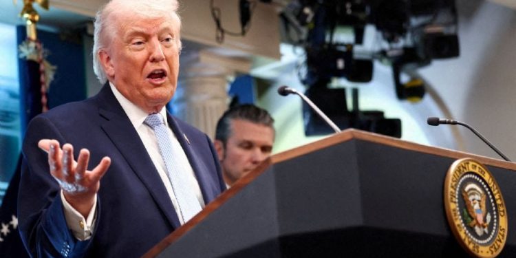 Trump insiste en que narco manda en México y amenaza con intervenir
