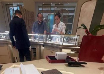Captan a José Ramón, hijo de López Obrador, en exclusiva tienda Cartier de Cancún