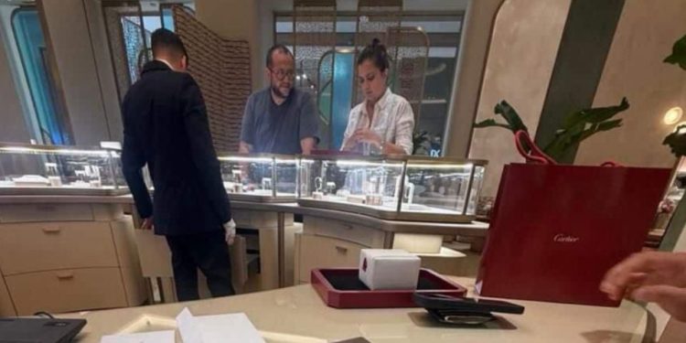 Captan a José Ramón, hijo de López Obrador, en exclusiva tienda Cartier de Cancún