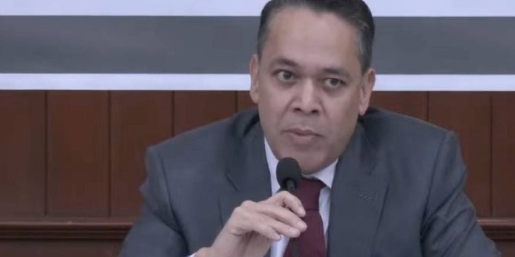 Enrique Díaz Vega, exsecretario de Finanzas de Sinaloa, se entrega en EE.UU. por presuntos nexos con Los Chapitos