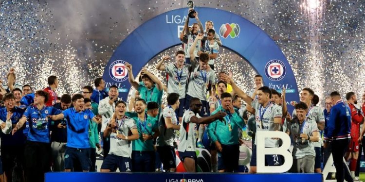 ¡Un título de película! Cruz Azul derrota a Pumas y conquista la décima estrella