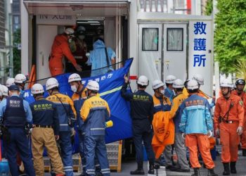 Reportan que hombre roció sustancia desconocida en exclusiva zona de Tokio; hay 26 afectados
