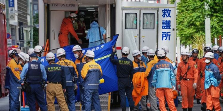 Reportan que hombre roció sustancia desconocida en exclusiva zona de Tokio; hay 26 afectados