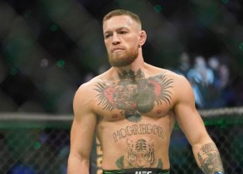 Conor McGregor durante su esperado regreso a UFC 329 ante Max Holloway